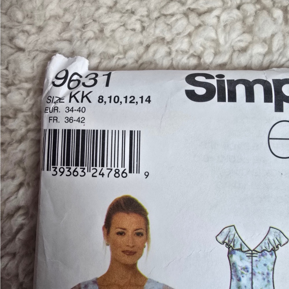 Simplicity Women's Top Pattern in Navy Floral and Cream